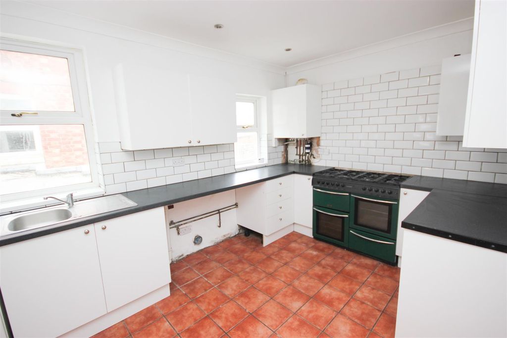 Property photo 3 of 10 Kitchen.Jpg