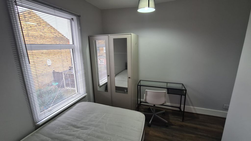 Property photo 2 of 12 Room 5- £700 Available From 24/09/2025