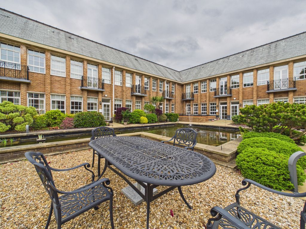 Property photo 3 of 14 Communal Gardens