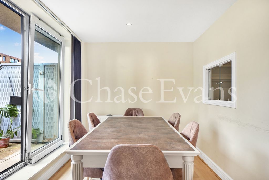 Property photo 3 of 17 Dining Area