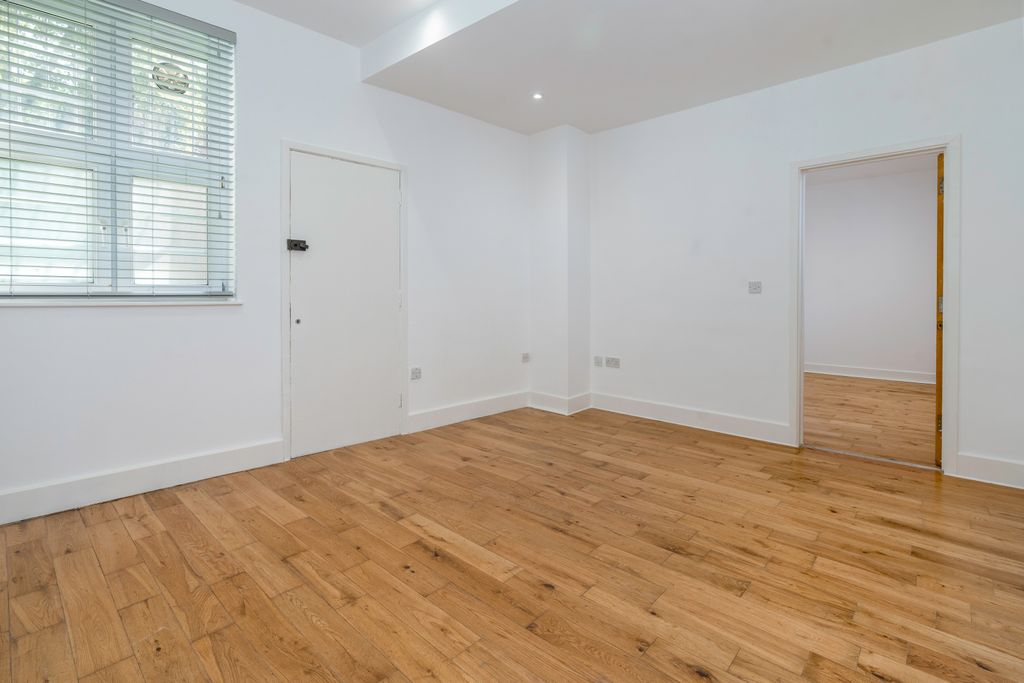 Property photo 2 of 12 Picture No. 15