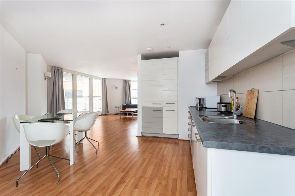 Property photo 2 of 10 1903201916_Lkhm_Flat 3 Aurora Building 164 Blackwa