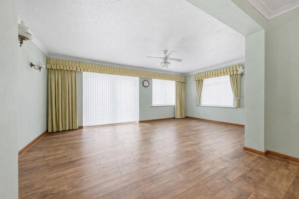 Property photo 3 of 23 21 Ivanhoe (22).Png