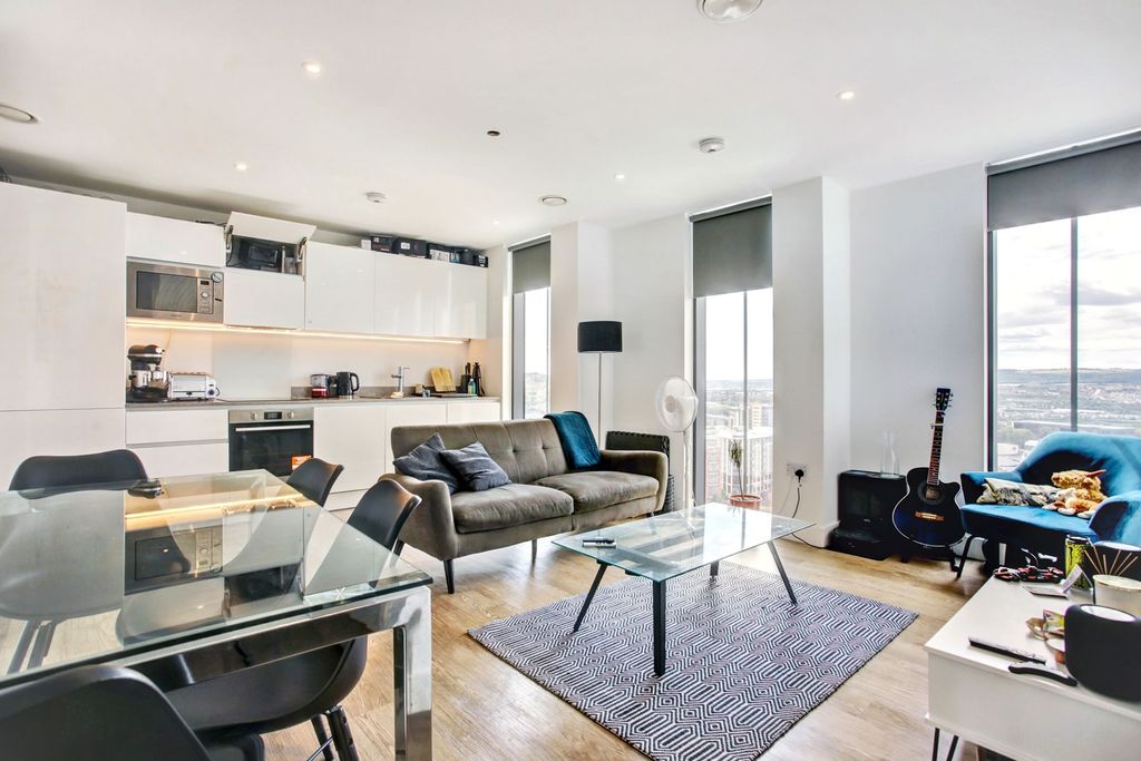 Property photo 2 of 21 Hadrianstower93837165A4576_7_8.Jpg