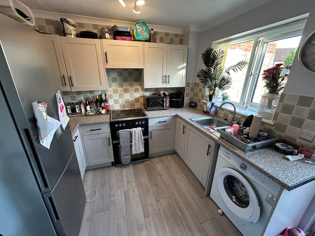 Property photo 3 of 8 Kitchen