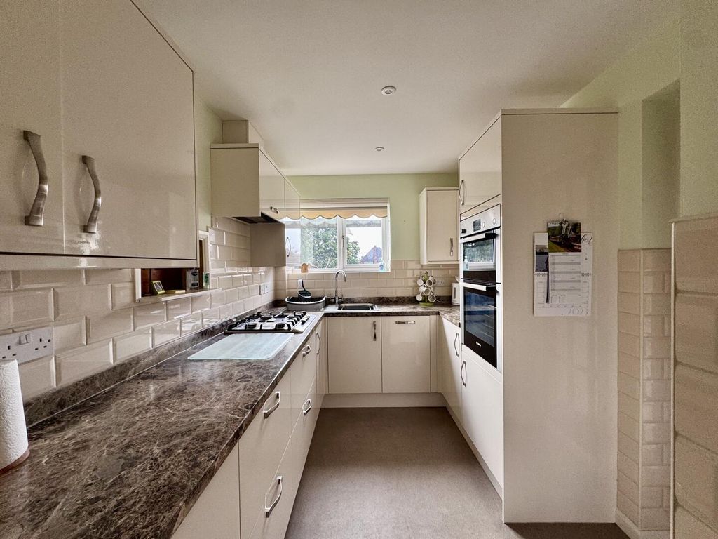 Property photo 3 of 11 Kitchen