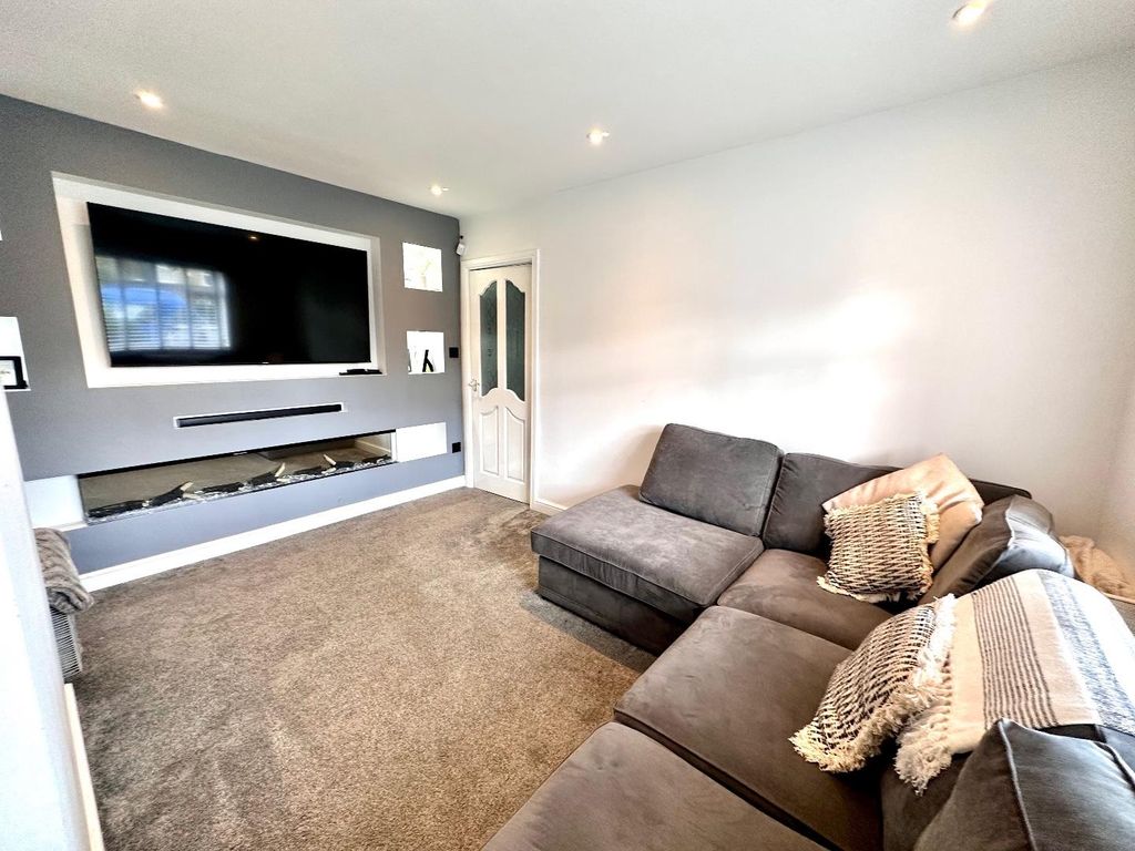 Property photo 3 of 21 Modern Lounge