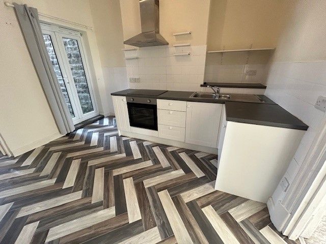 Property photo 2 of 7 Modern Fitted Kitchen