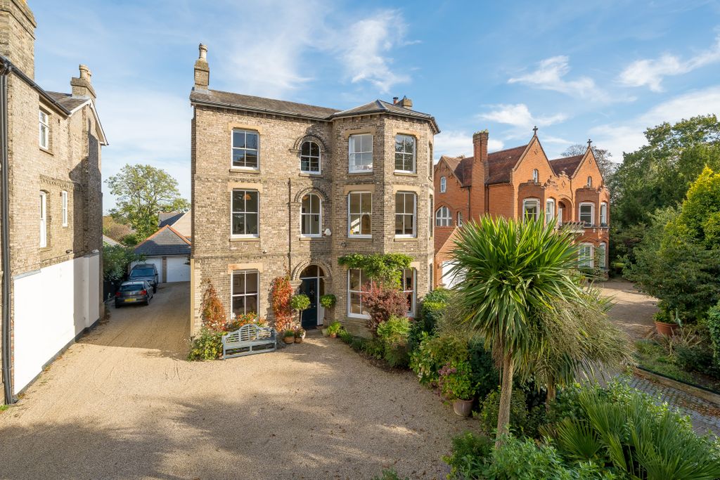 Property photo 1 of 38 8671362-Exterior12-800