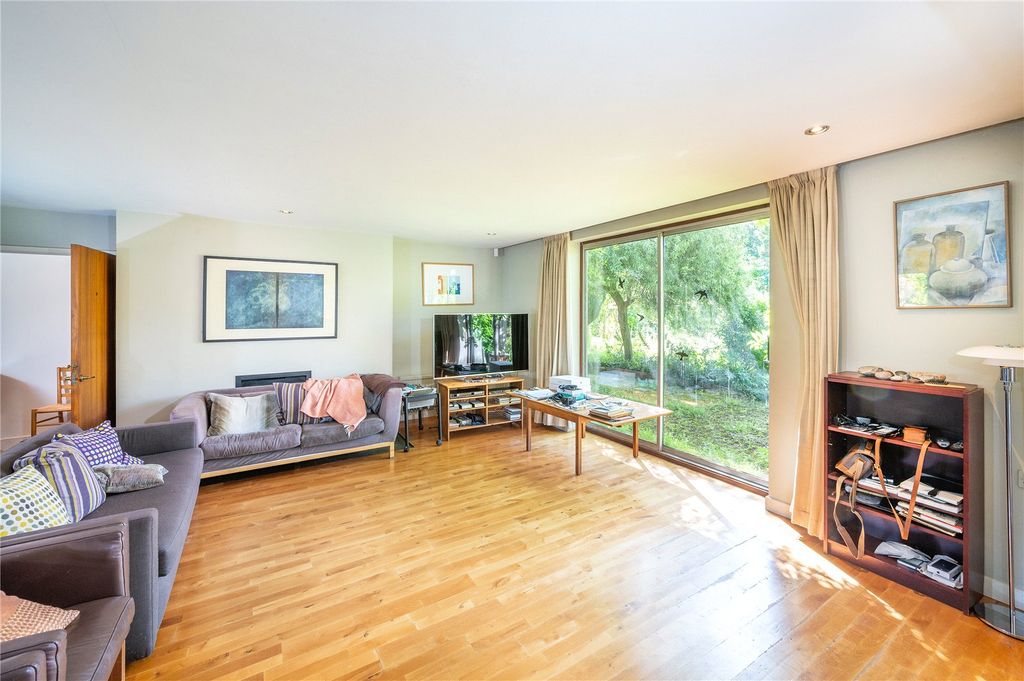 Property photo 3 of 23 Sitting Room