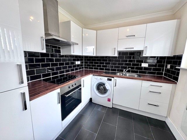 Property photo 2 of 11 Kitchen