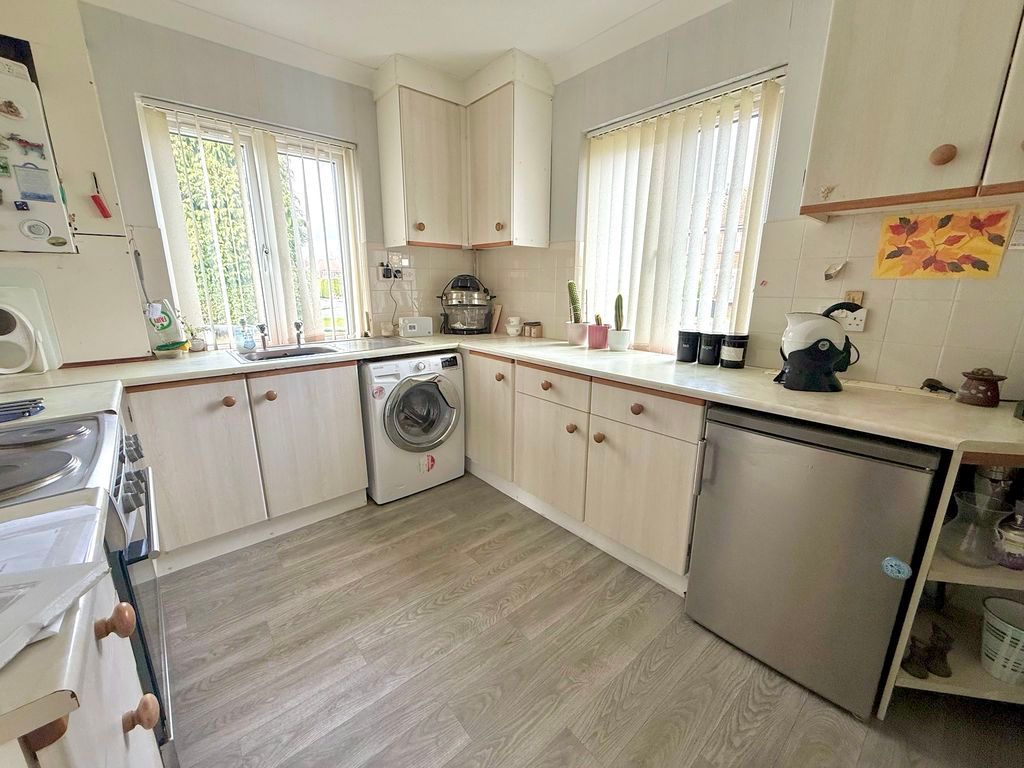 Property photo 3 of 18 Kitchen