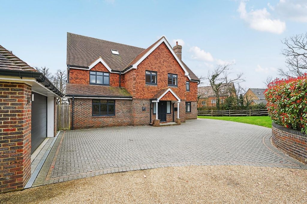Property photo 3 of 52 4 Appletree Close Rh15 (35).Jpg