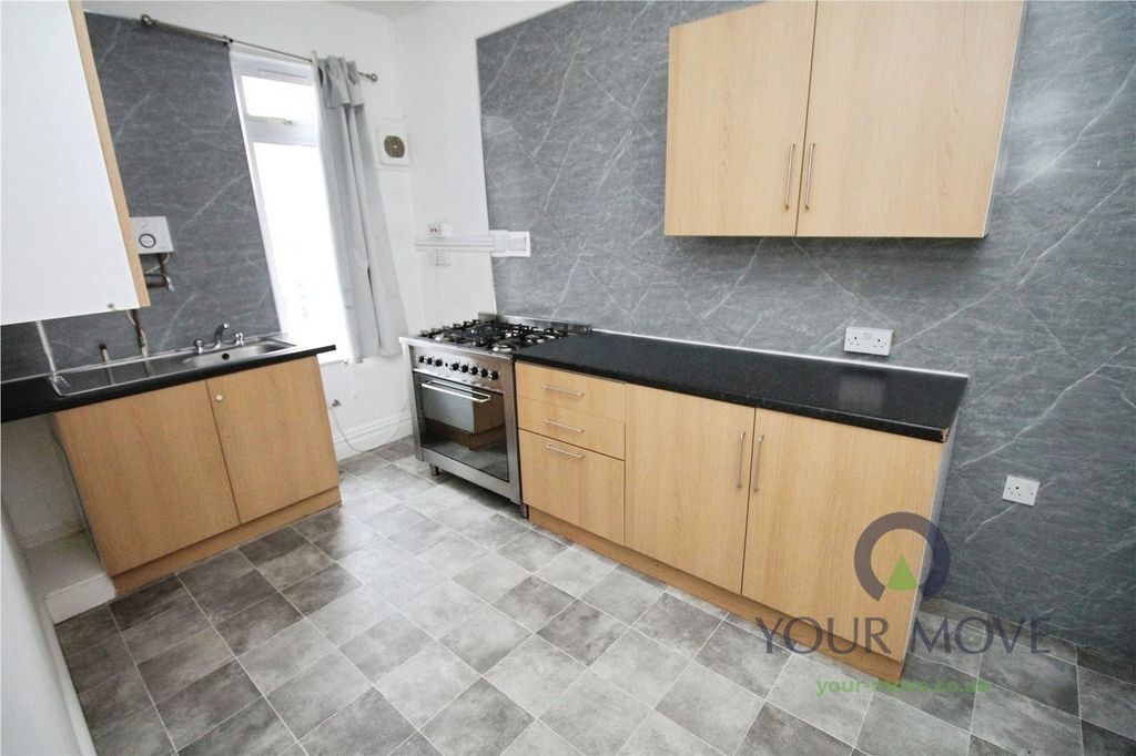 Property photo 3 of 8 Kitchen