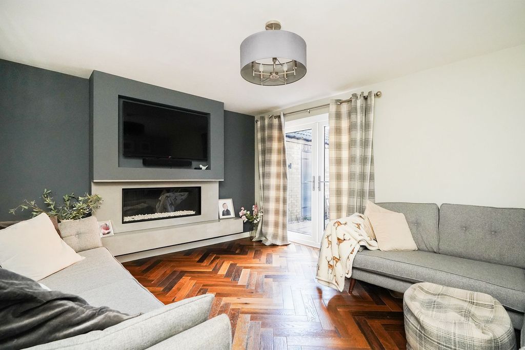 Property photo 2 of 32