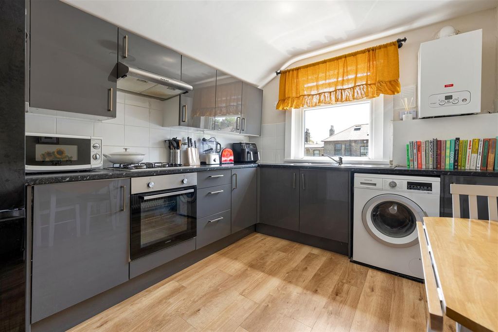 Property photo 3 of 23 Osborne Road, E7