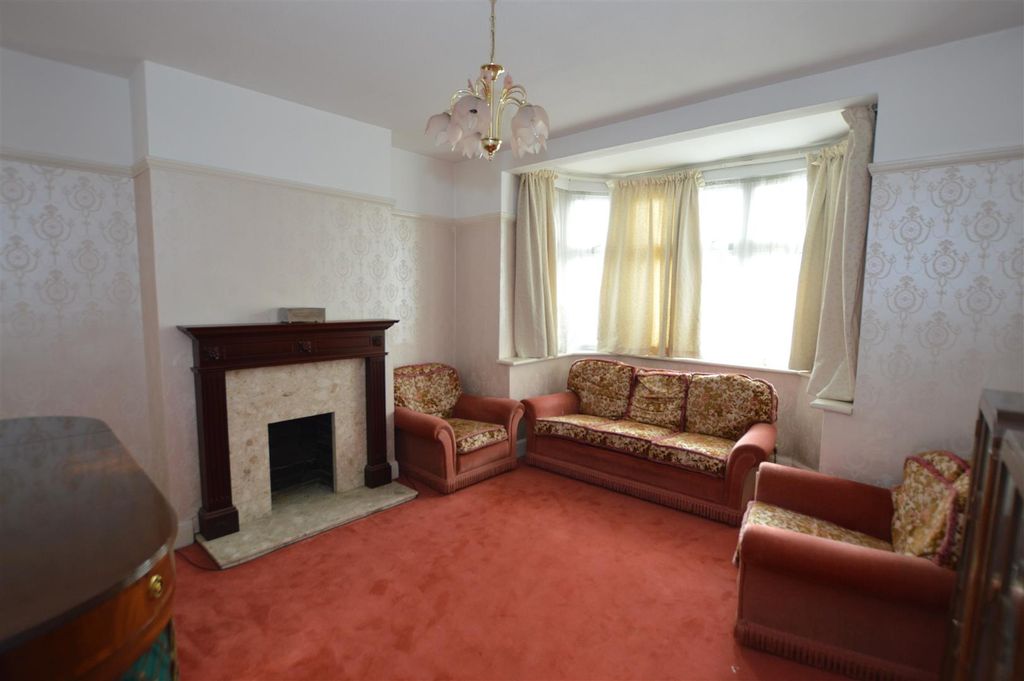 Property photo 2 of 11 34 Whitton Dene liv.Jpg