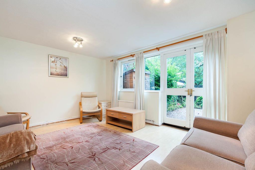 Property photo 2 of 11 99 Ericcson Close Sw18-5.Jpg