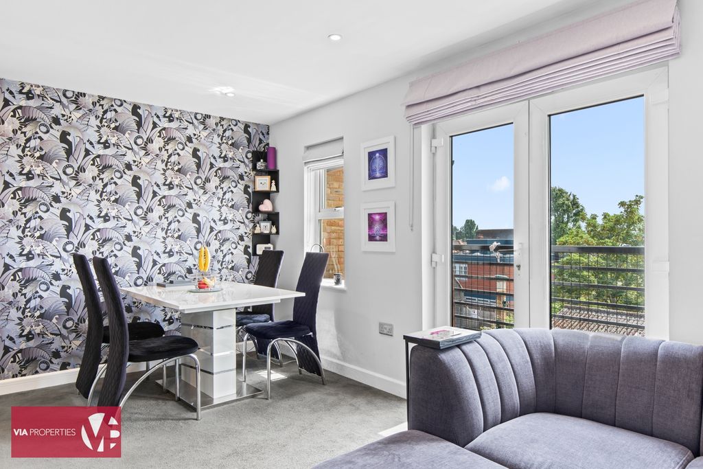2 bed flat for salePark Lane, Broxbourne EN10 photo 4