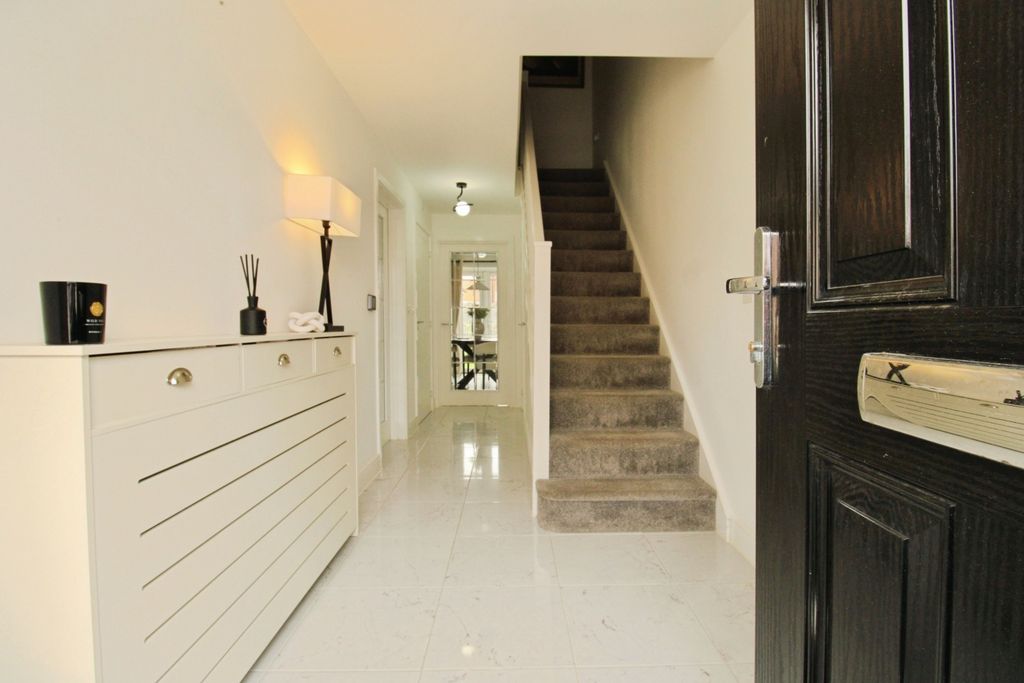 Property photo 2 of 18 Hallway