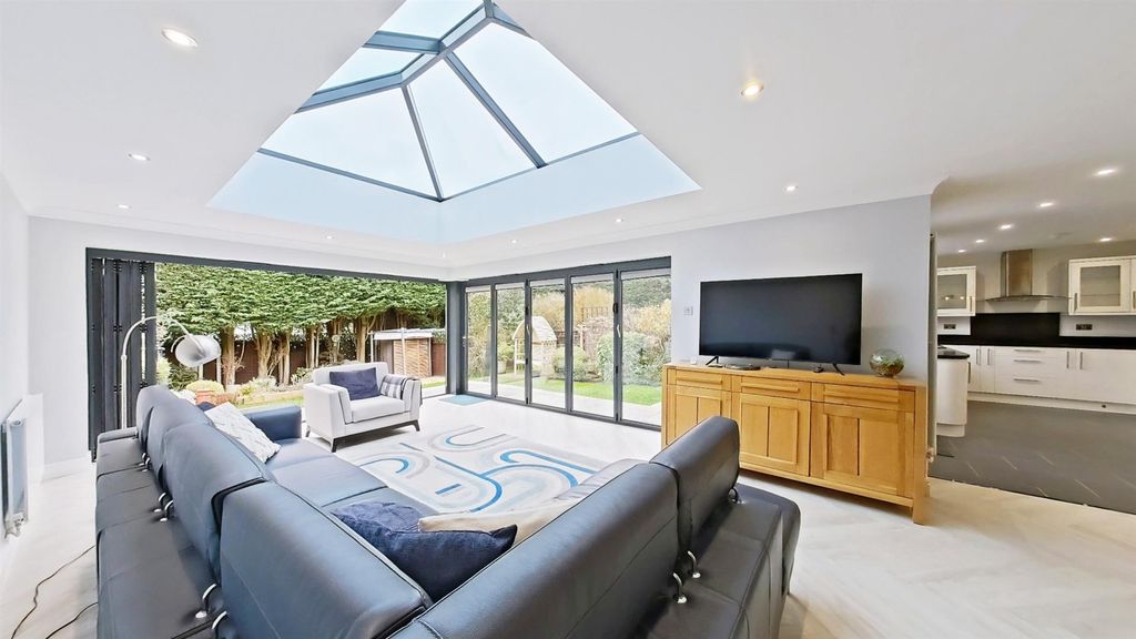 Property photo 2 of 28 Lounge