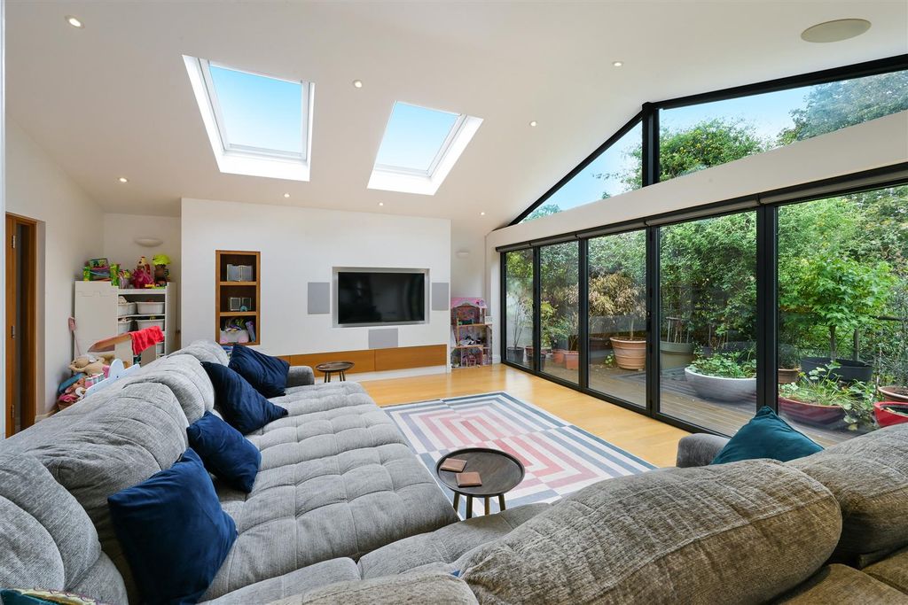 Property photo 3 of 32 Heath Drive (9).Jpg