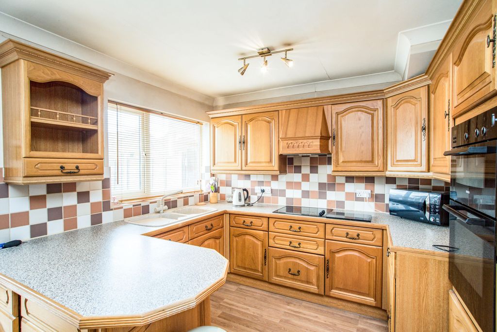 Property photo 1 of 8 Kitchen