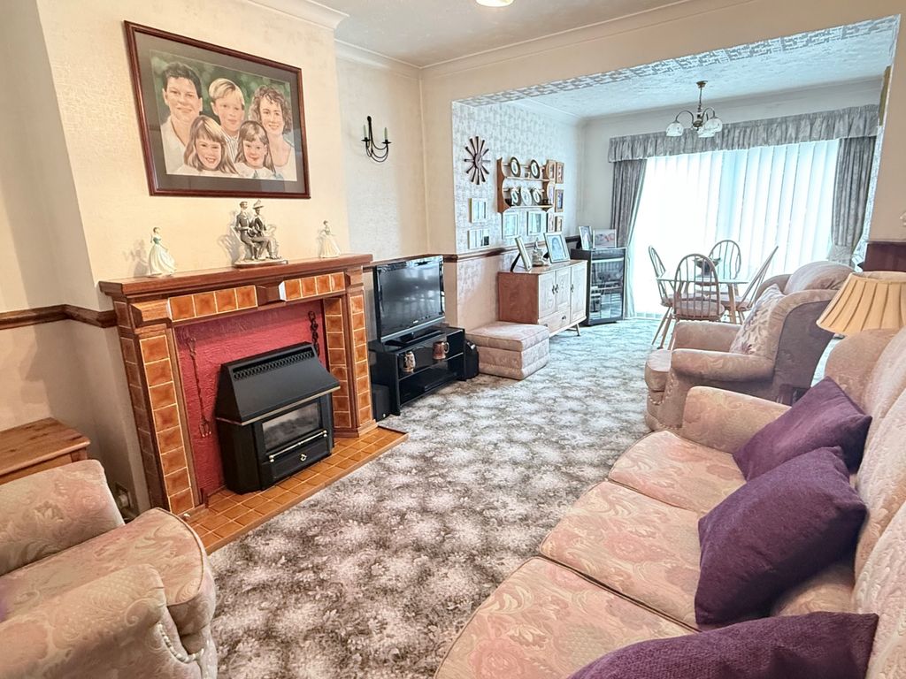 Property photo 3 of 14 Lounge