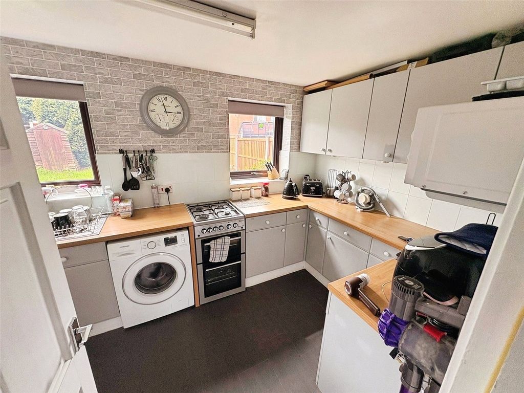 Property photo 3 of 7 Kitchen
