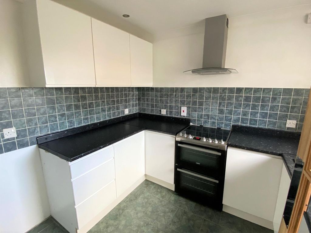 Property photo 3 of 10 40 Reeds Way Kitchen