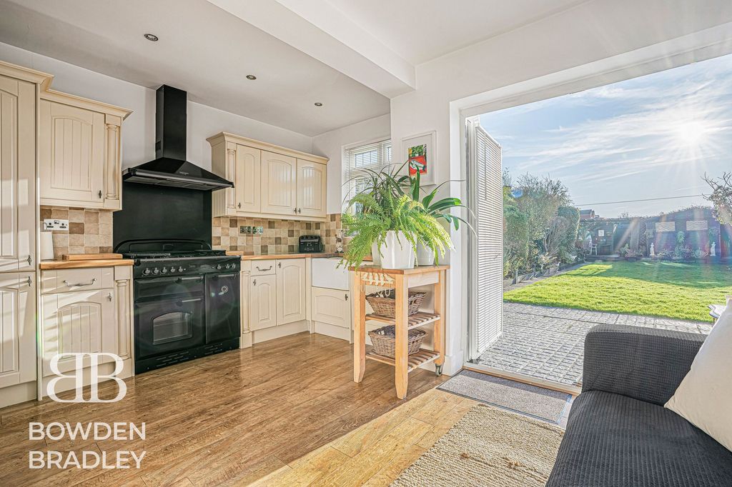 Property photo 2 of 28