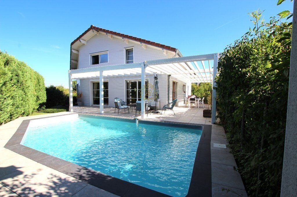 Property photo 1 of 16 Family Wooden-Frame House Of 223 m² - Downtown Mâcon - Five Bedrooms - Pool - Terrace - Garage