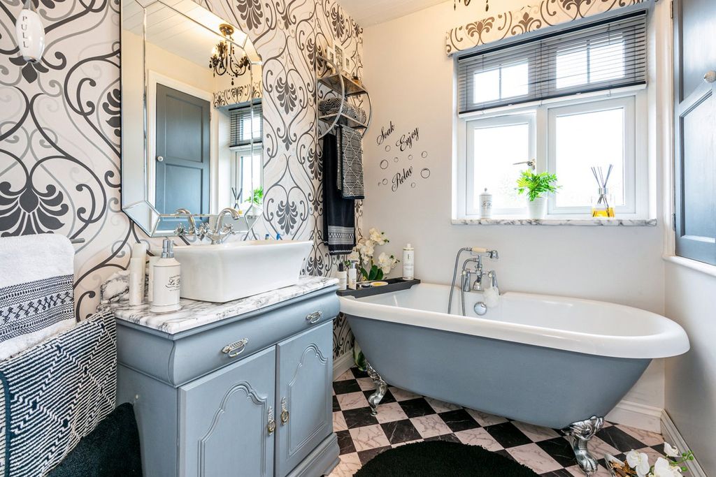 Property photo 3 of 21 Bathroom