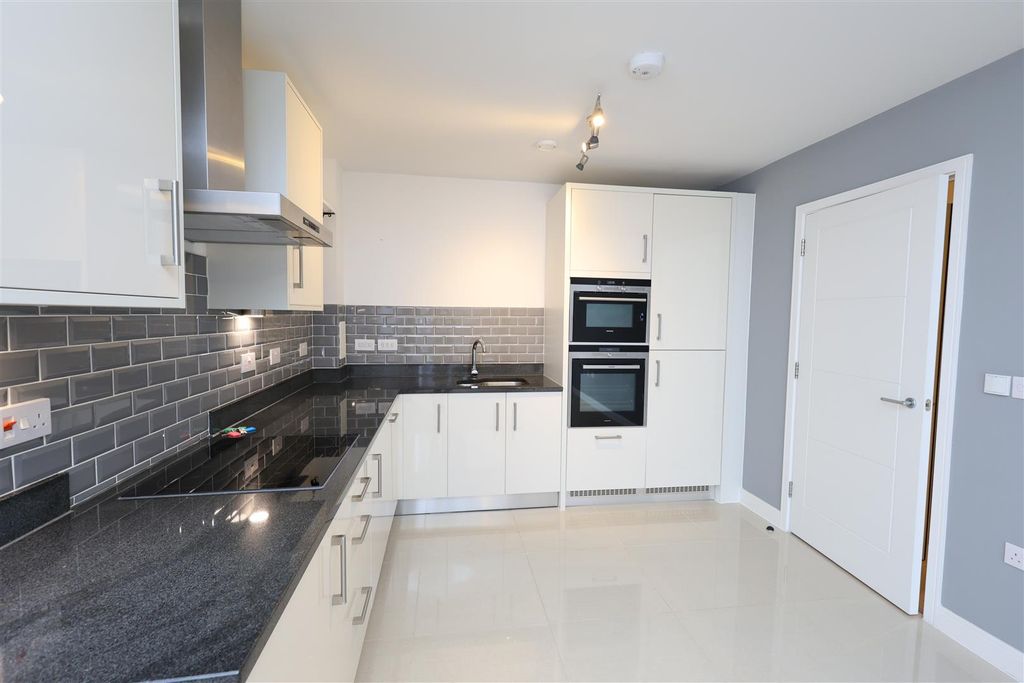 Property photo 3 of 18 Kitchen
