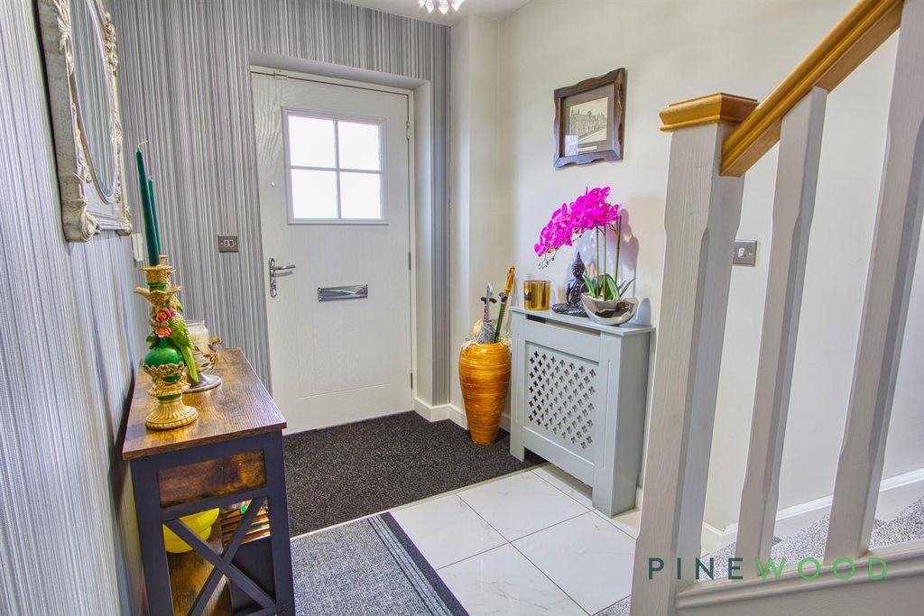 Property photo 3 of 43 Entrance Hall