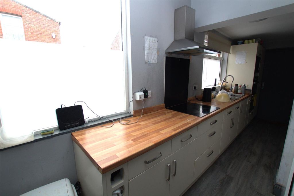 Property photo 3 of 7 Kitchen .Jpg