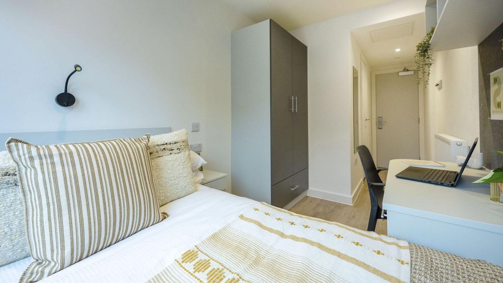 Property photo 1 of 28