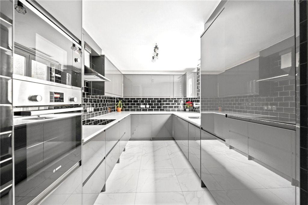 Property photo 2 of 28 Picture No. 19