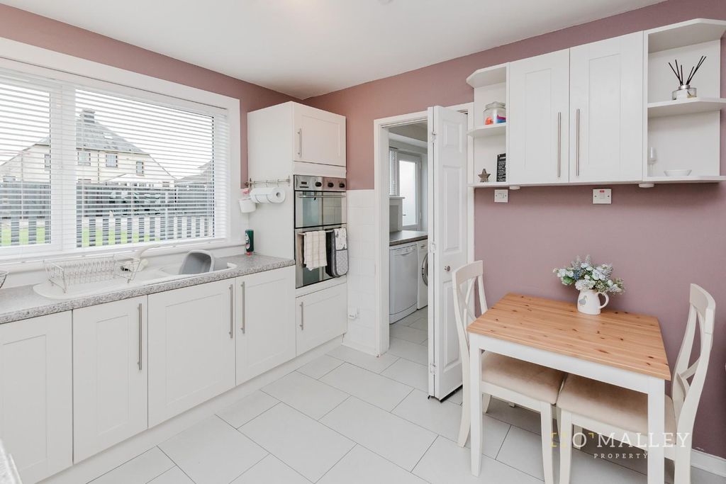 Property photo 3 of 17 Kitchen