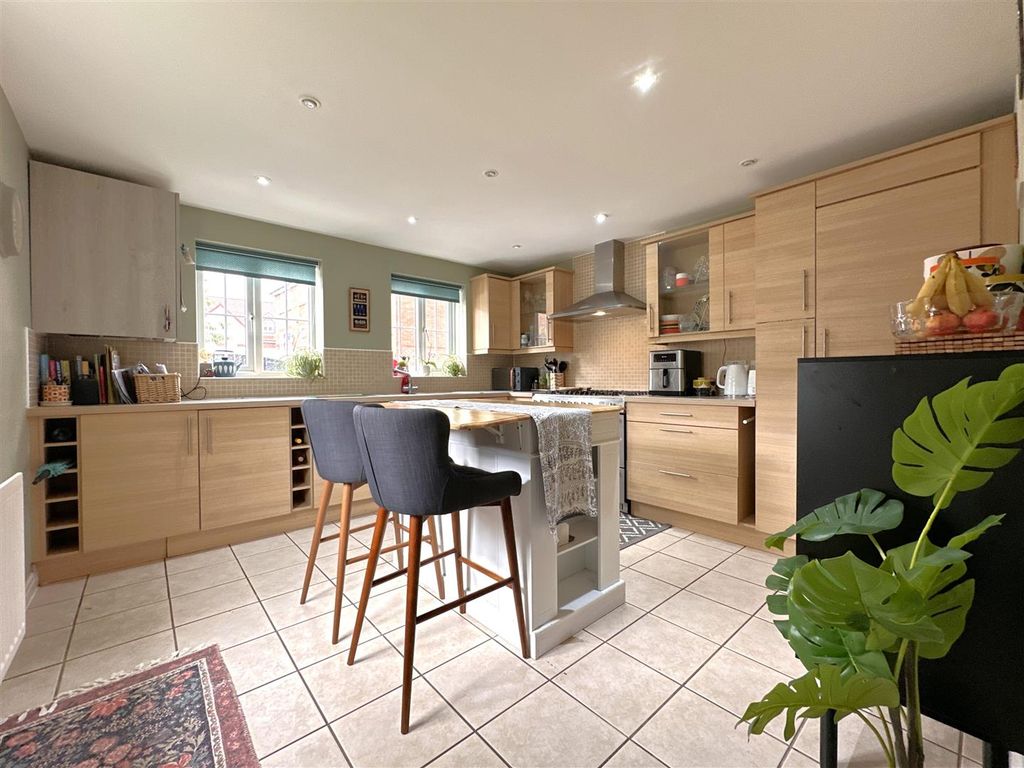 Property photo 2 of 22 Modern Dining Kitchen 867