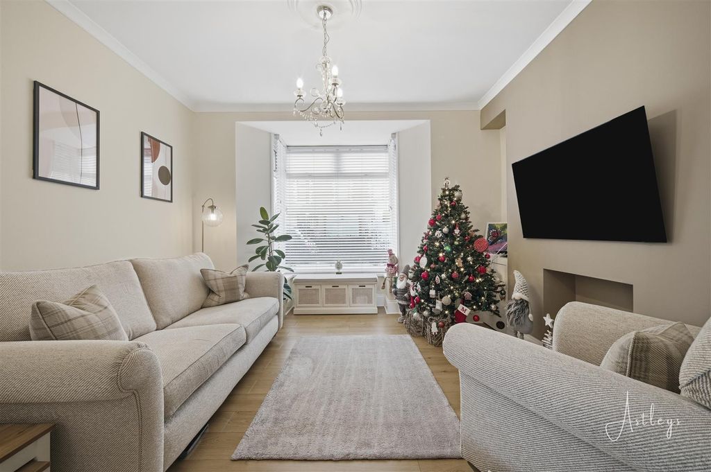 Property photo 3 of 23 Lounge