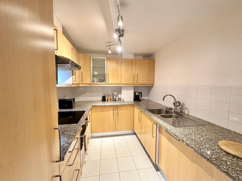 Property photo 2 of 10 Kitchen