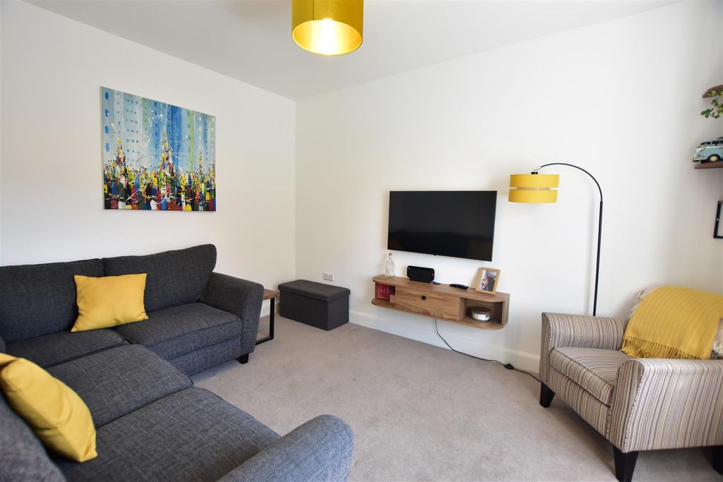 Property photo 2 of 12 Lounge