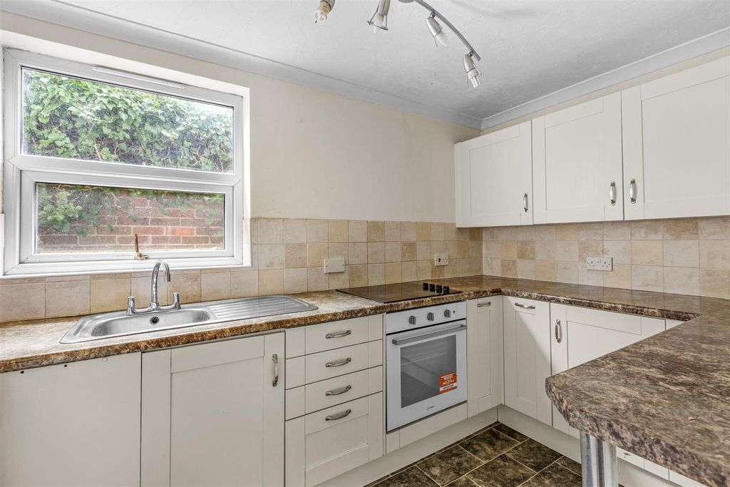 Property photo 2 of 9 Kitchen