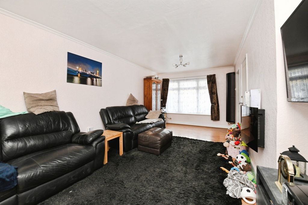 Property photo 3 of 12 Lounge