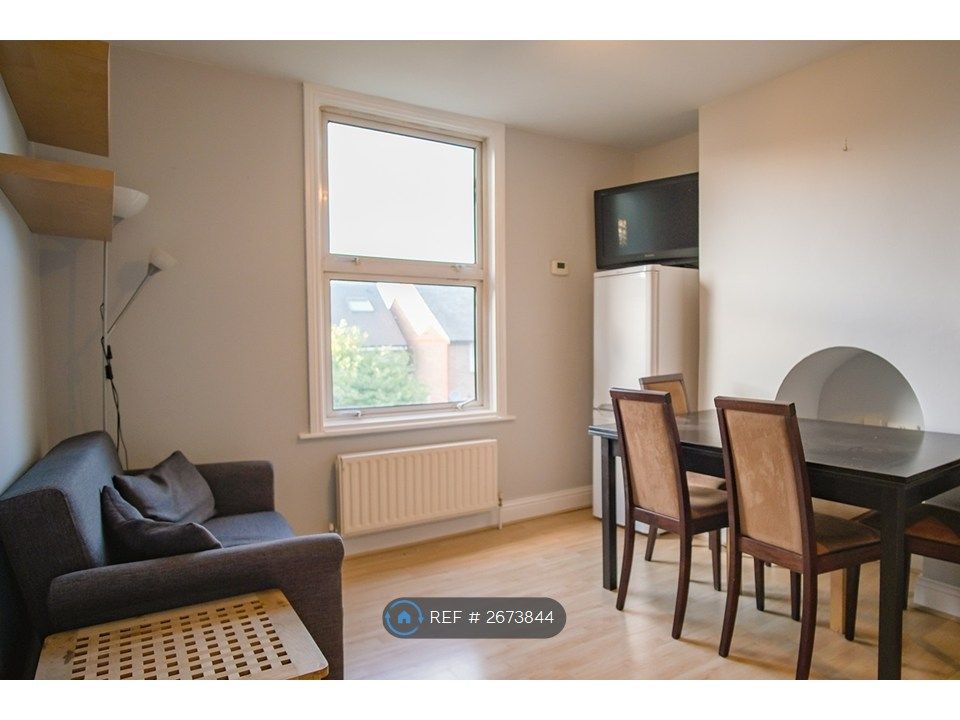 Property photo 2 of 9 Lounge/Dining Area