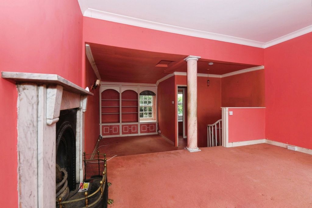 Property photo 2 of 16 Living Space