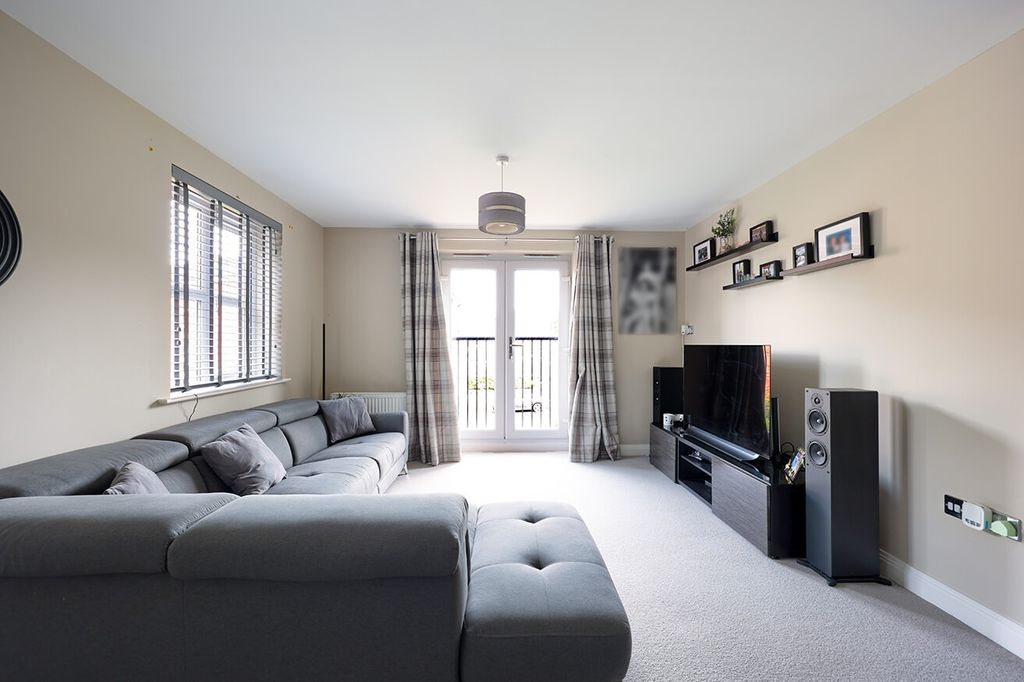 Property photo 3 of 11 4369665