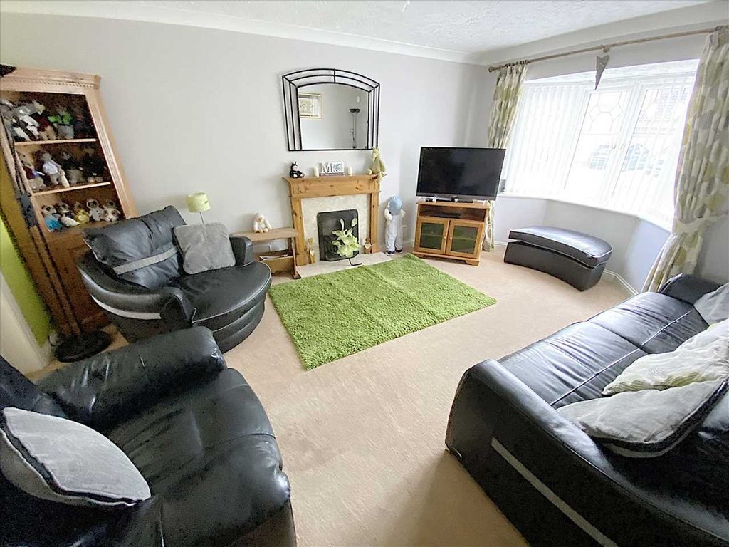 Property photo 3 of 16 Lounge: