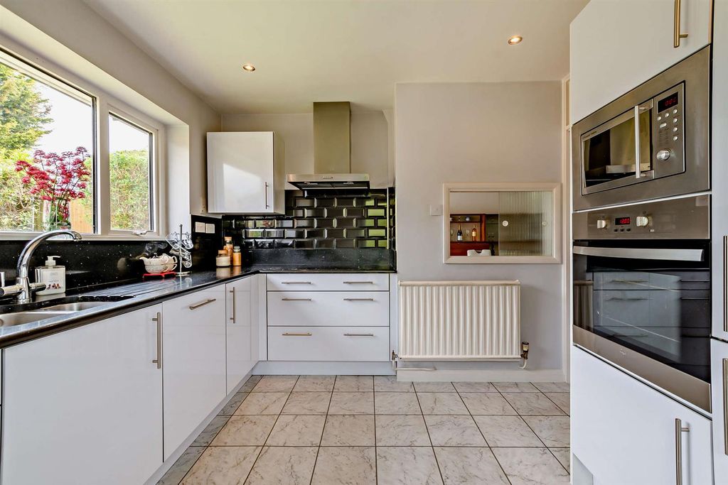 Property photo 3 of 23 8648918-Interior11-800.Jpg